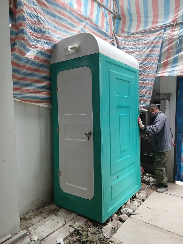 hình ảnh bàn giao nhà vệ sinh di động tại long biên