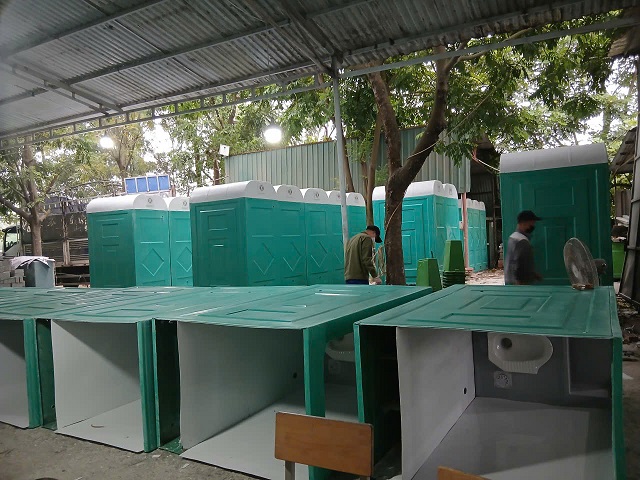 hình ảnh nhà vệ sinh di động tại xưởng