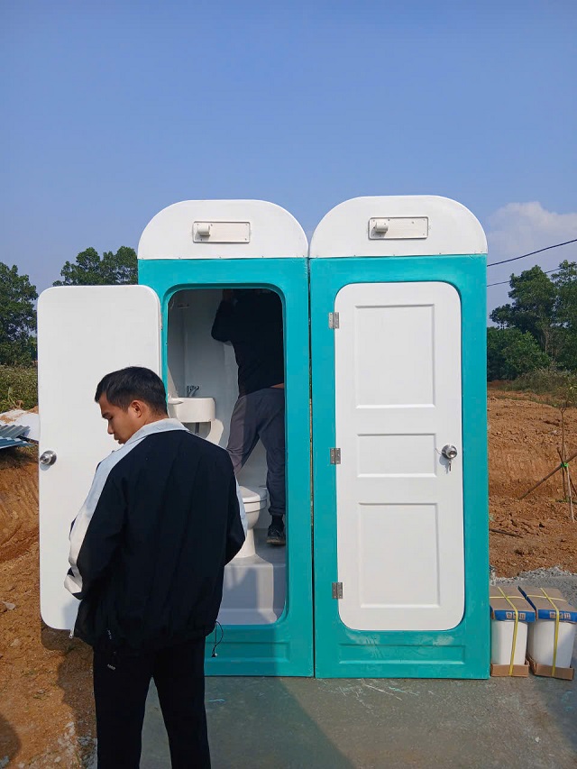 hình ảnh giao nhà vệ sinh di động bắc ninh